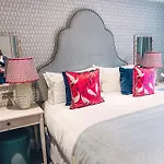 The Swan And 4*